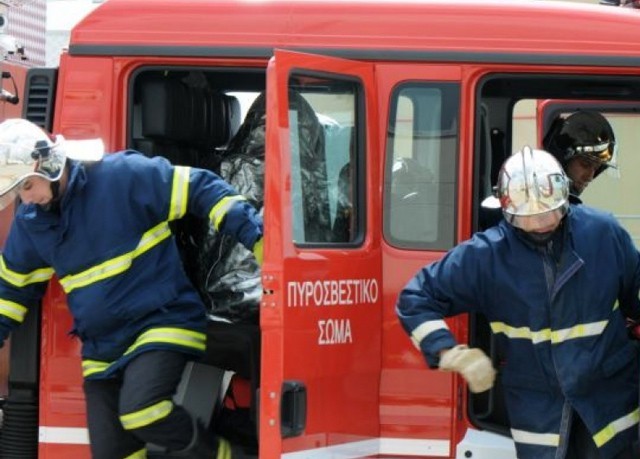 Φωτιά ξέσπασε σε αποθήκη στη λεωφόρο Βάρης - Κορωπίου