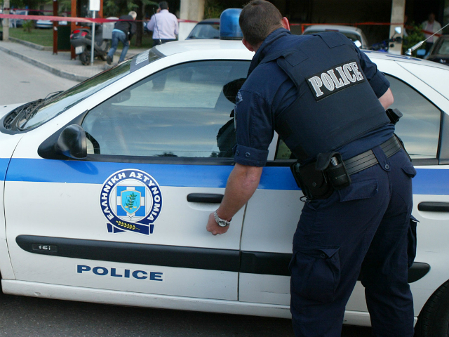 Νότια προάστια: Αστυνομικός συνελήφθη για ληστεία 30.000 ευρώ