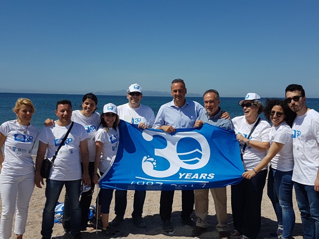 Η παραλία Γλυφάδας πήρε την πρώτη Γαλάζια Σημαία της