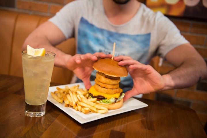 Το ‘μυστικό’ υλικό που εκτοξεύει τη γεύση των burgers των Fridays