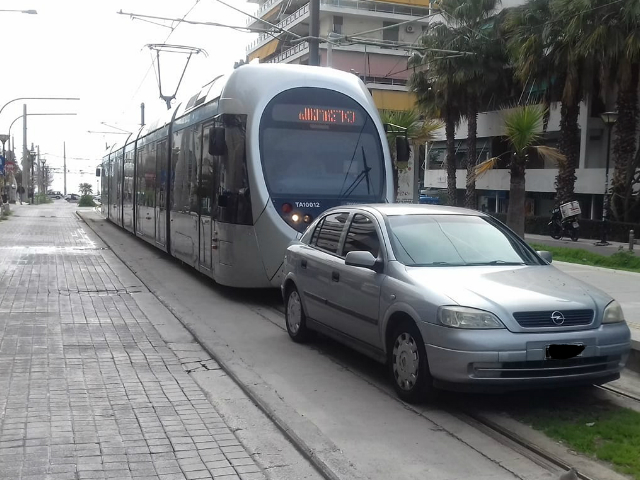 Παλαιό Φάληρο: παρκαρισμένο αυτοκίνητο πάνω στις γραμμές του τραμ