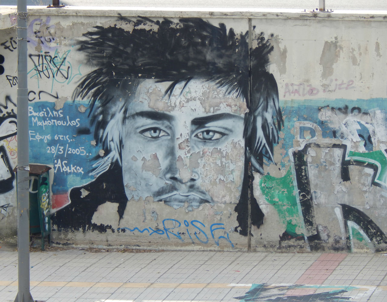 Δυο φόνοι, ο Πάσσαρης και όλη η τραγική ιστορία πίσω από το πιο γνωστό γκράφιτι των νοτίων προαστίων