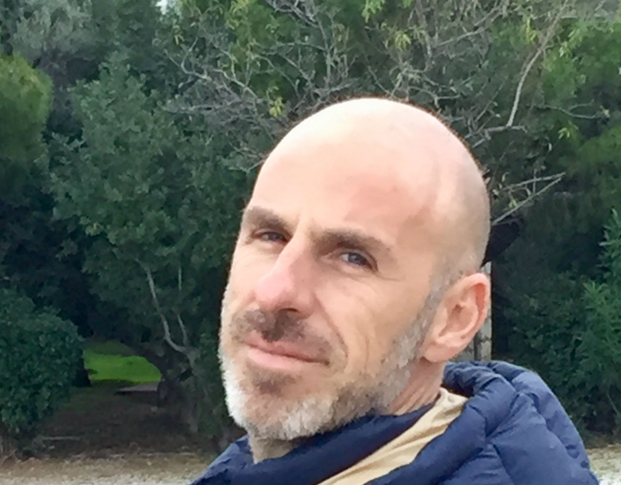 Ο συγγραφέας Στέφανος Ξενάκης μιλάει για τη ζωή του στη Βουλιαγμένη