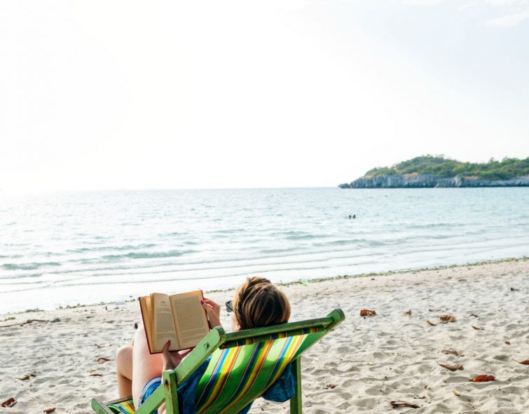 Τα βιβλία που πρέπει να διαβάσεις πριν φύγει το καλοκαίρι