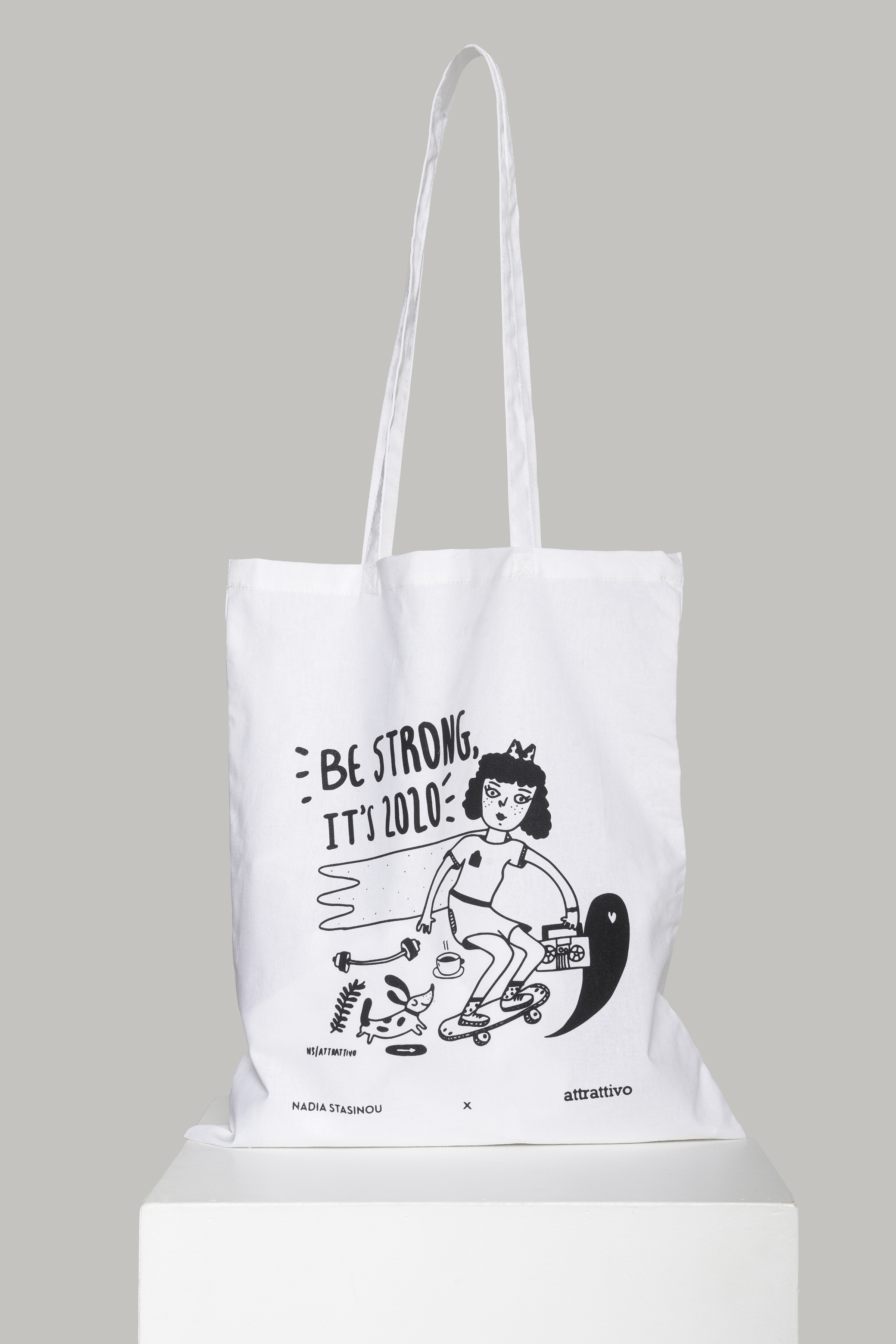 Attrattivo: Η Nadia Stasinou επιμελείται τη limited edition shopping bag του Μαρτίου με μήνυμα «Be Strong»