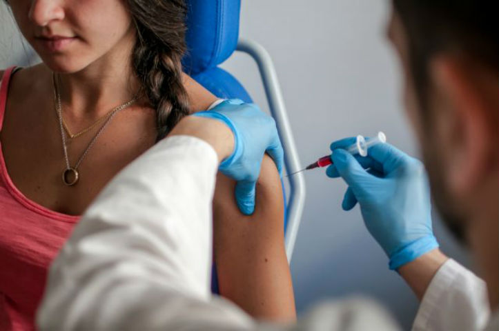 Νέα μέτρα: Έρχεται επέκταση του υποχρεωτικού εμβολιασμού