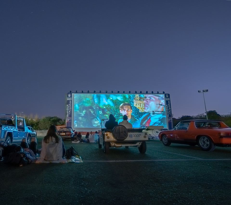 Μια βραδιά από άλλη εποχή: Θερινό σινεμά με αυτοκίνητα αντίκες και «Υπέροχο Γκάτσμπυ» στο Drive-in Γλυφάδας