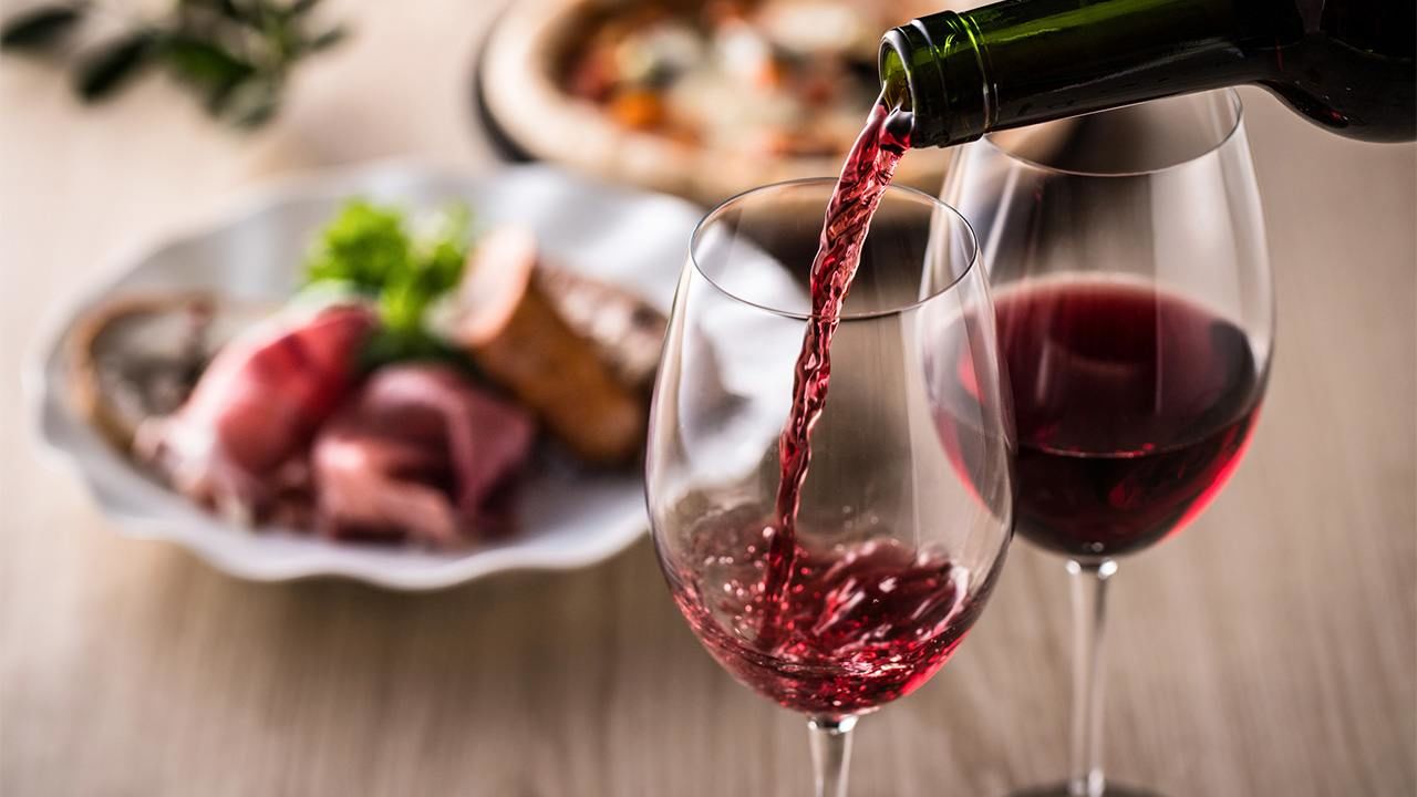5 Ελληνικές ποικιλίες κρασιού και πώς συνδυάζονται με το φαγητό