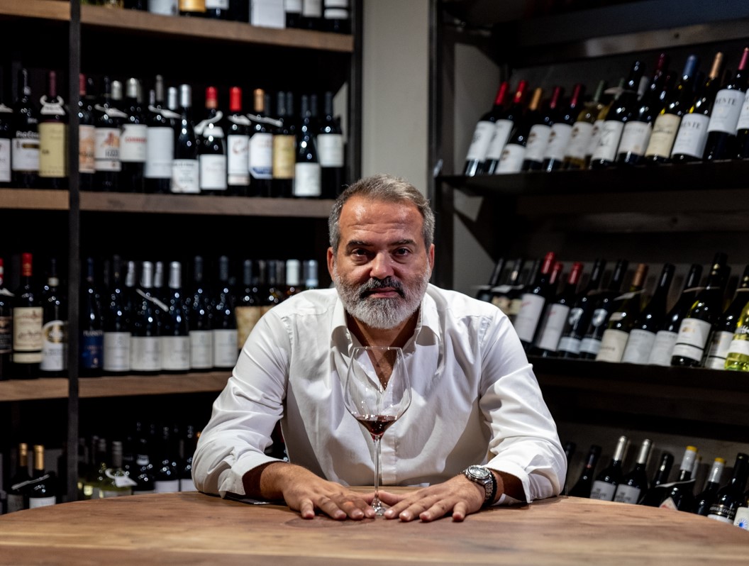 Ο Κωνσταντίνος Νιωτάκης δοκιμάζει τη ζωή σαν ένα καλό κρασί