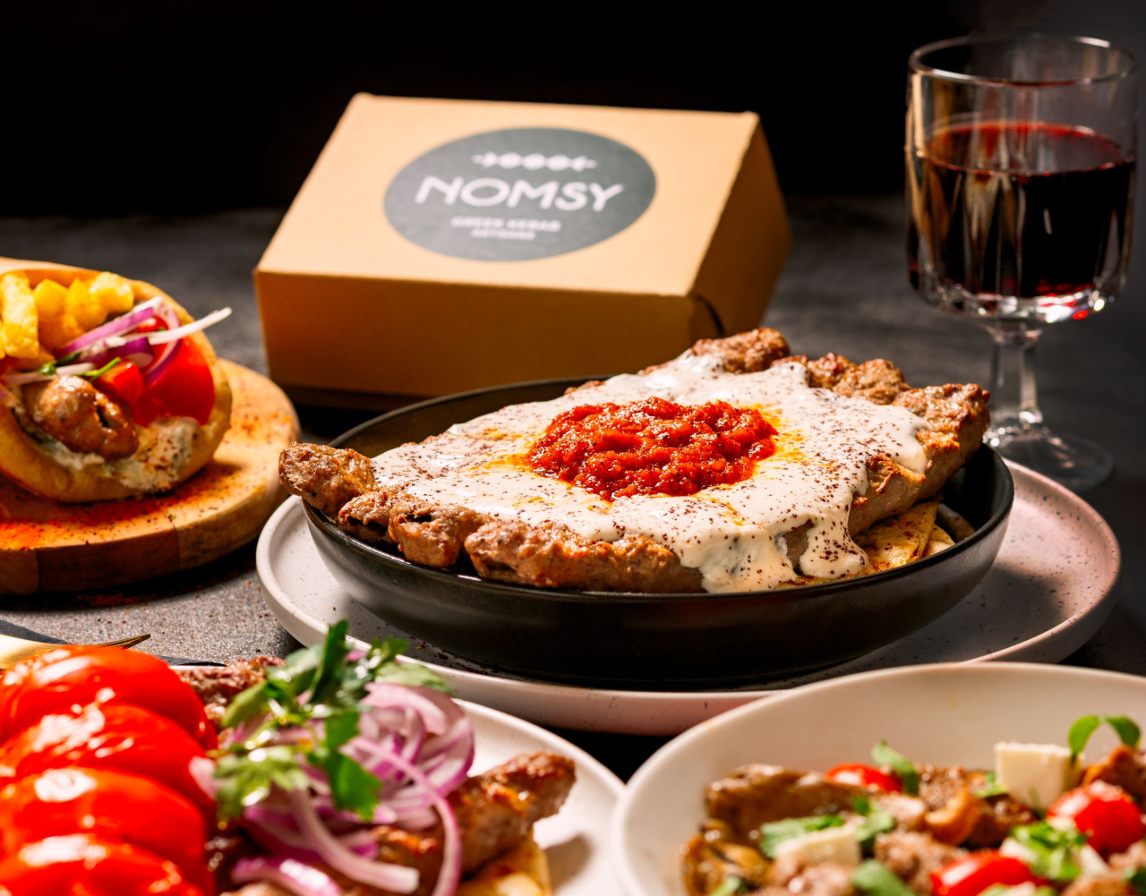 Nomsy Kebab: Το διάσημο κεμπάπ του Θανάση ήρθε στη Γλυφάδα και κάνει το πιο λαχταριστό delivery