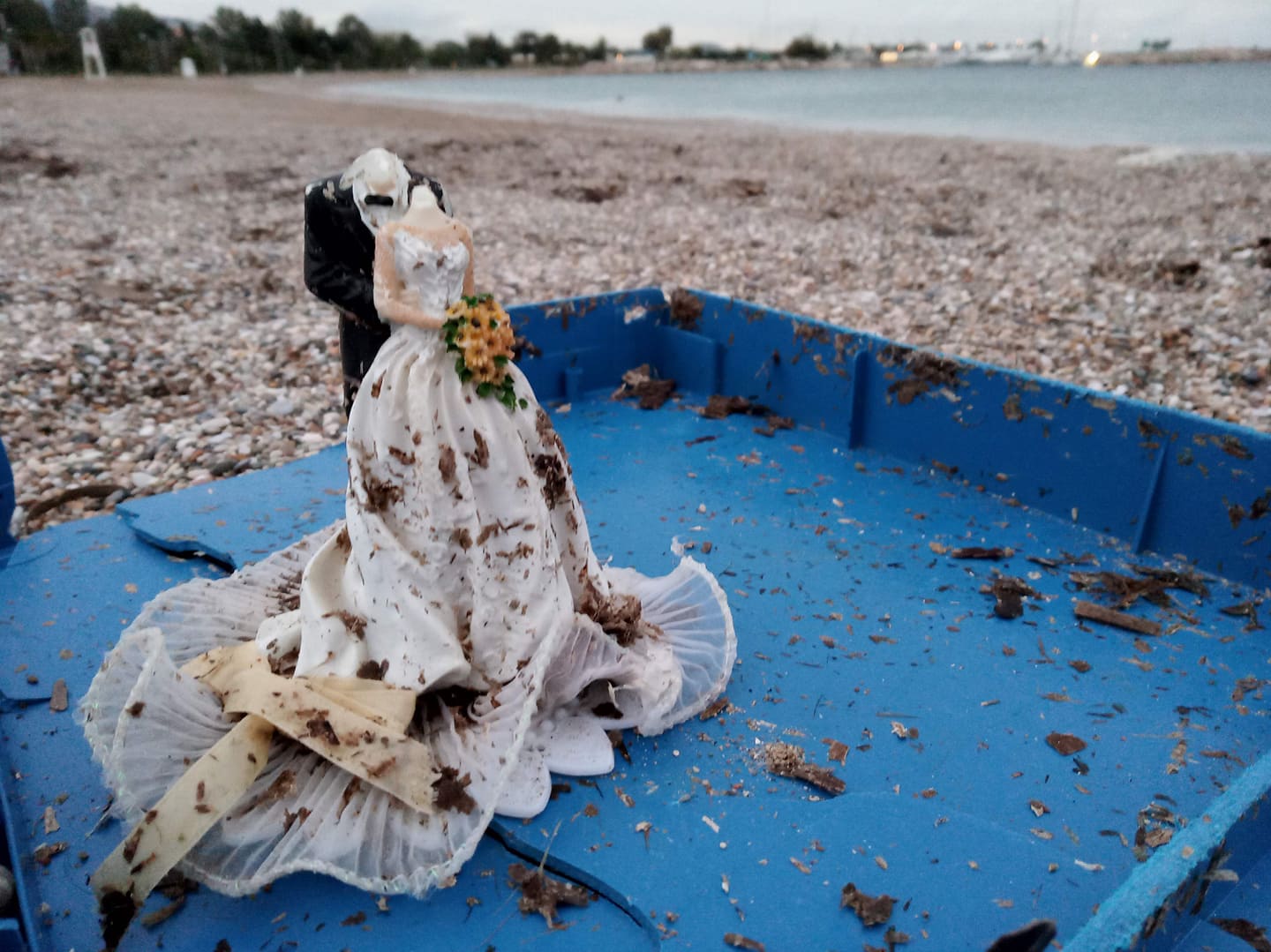 «Θέλω την παλιά μου γειτονιά»: Νότιοι εθελοντές καθάρισαν την παραλία Γλυφάδας