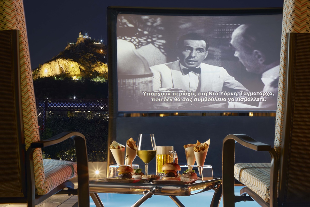 Pool Your Cinema: Το θερινό σινεμά του ξενοδοχείου “Μεγάλη Βρετανία” με φόντο το Αθηναϊκό τοπίο