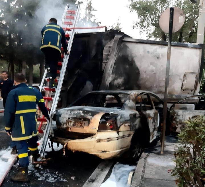 Καβούρι: Σύγκρουση απορριμματοφόρου με ταξί – Εκρήξεις και φωτιά