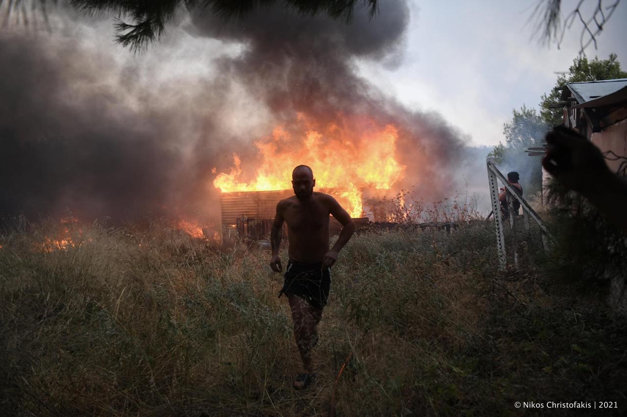 Φωτιά στη Βαρυμπόμπη: Αποκαρδιωτικές εικόνες καταστροφής