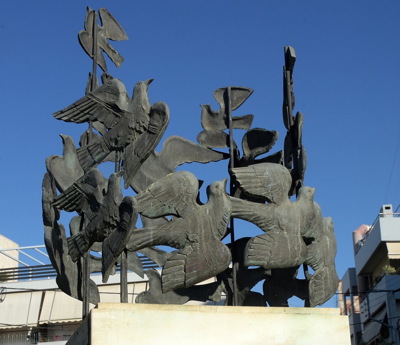 Το μνημείο στην πλατεία Φάρου στη Νέα Σμύρνη και οι διηγήσεις για τις εκτελέσεις του Αυγούστου του ’44