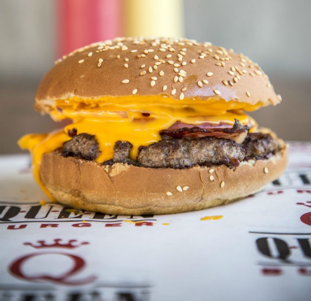 Το Queen φτιάχνει smash burgers στη Γλυφάδα εδώ και 43 χρόνια