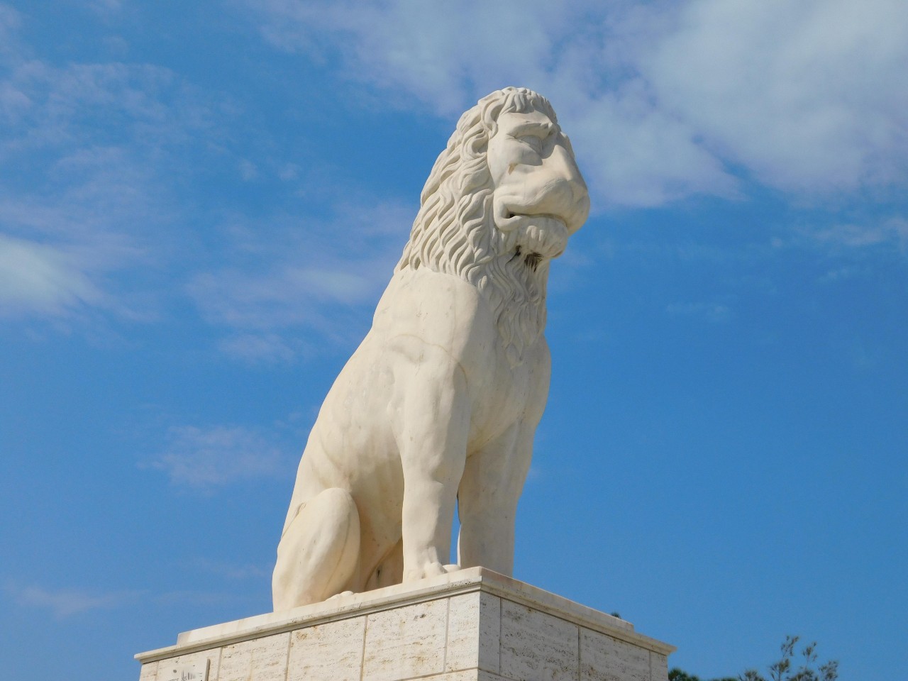 #NouPouLandmarks: Το λιοντάρι του Πειραιά