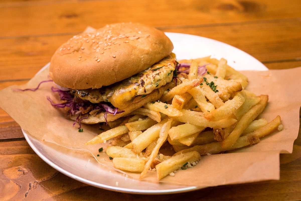 Το Steve’s στον Κεραμεικό επιστρέφει φέρνοντας ξανά πίσω το 65 napkins burger