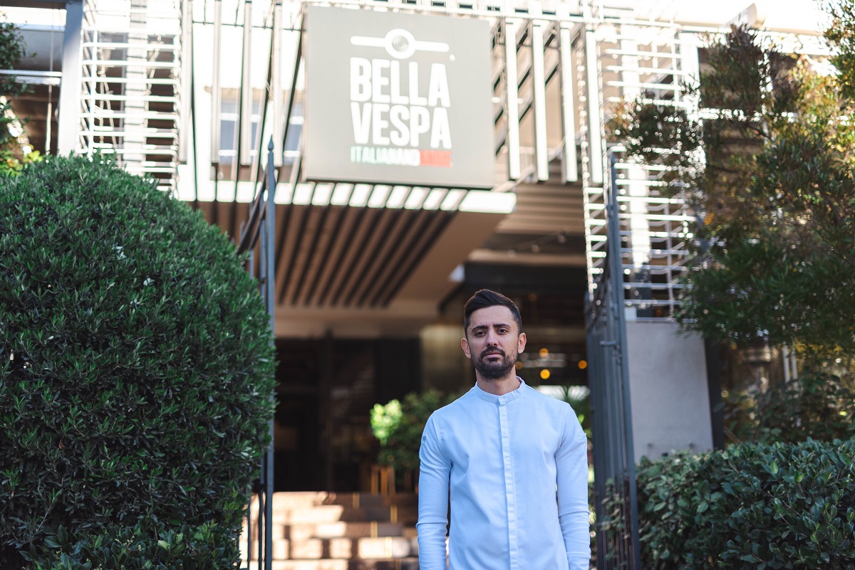 Bella Vespa: Ο βραβευμένος σεφ Παύλος Κυριάκης δίνει νέο αέρα στο δημοφιλές hot spot της Γλυφάδας