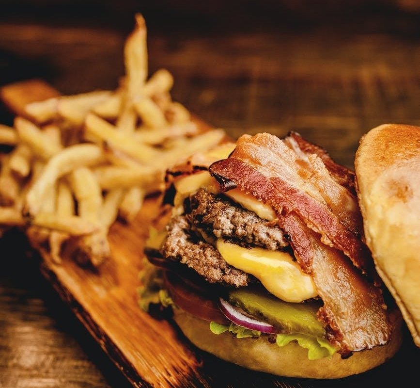 Αυτή την Κυριακή τρώμε smash burger και βοηθάμε το κοινωνικό έργο της «Σχεδίας»