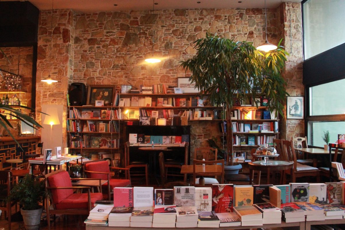 Zatopek: Το ατμοσφαιρικό βιβλιοπωλείο-καφέ της Καλλιθέας που λατρέψαμε