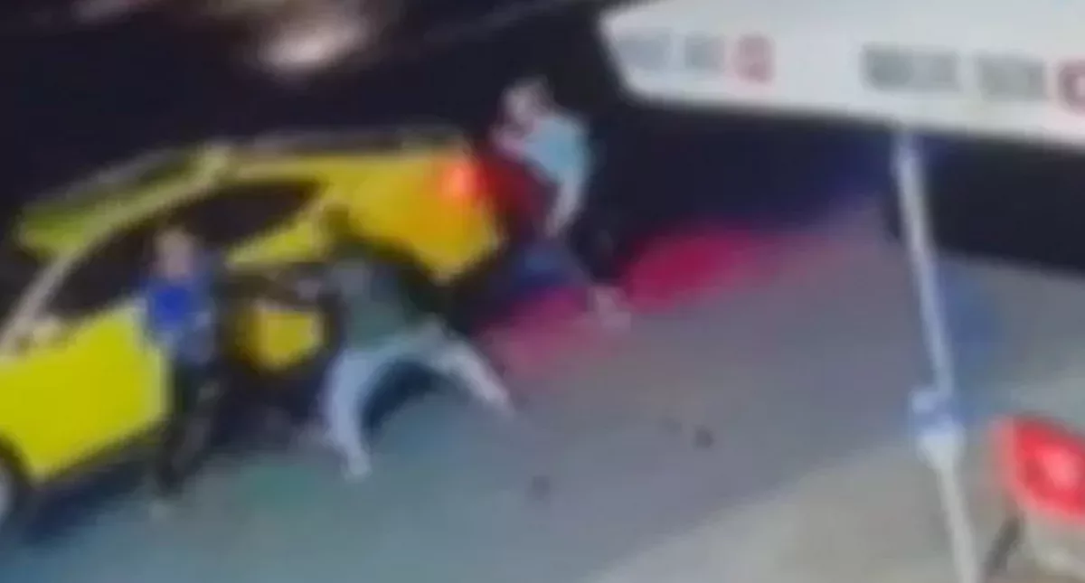 Γλυφάδα: Νεαρός ξυλοκόπησε άγρια οδηγό ταξί -Το βίντεο από την επίθεση