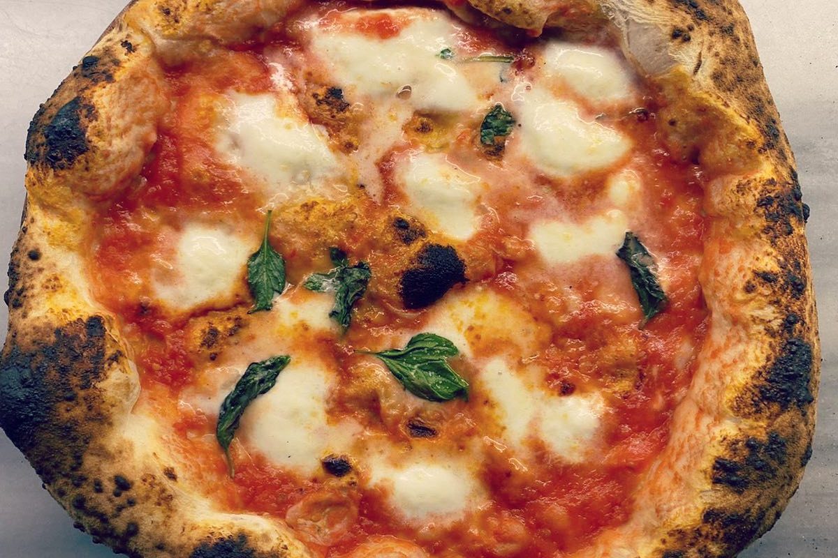 Στη Lucinda θα φας τέλεια πίτσα – κι αυτό είναι λόγος να φτάσεις μέχρι τον Χολαργό