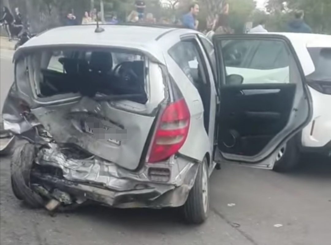 Σοβαρό τροχαίο στη Βουλιαγμένη: Καραμπόλα με πέντε αυτοκίνητα και τέσσερις τραυματίες
