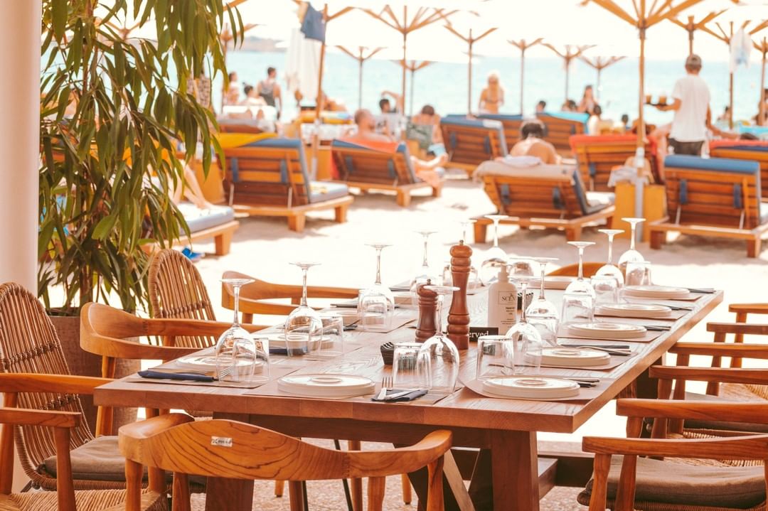 DOT Beach Vibes: Το νέο bar restaurant της Βούλας που είναι πάνω στο κύμα
