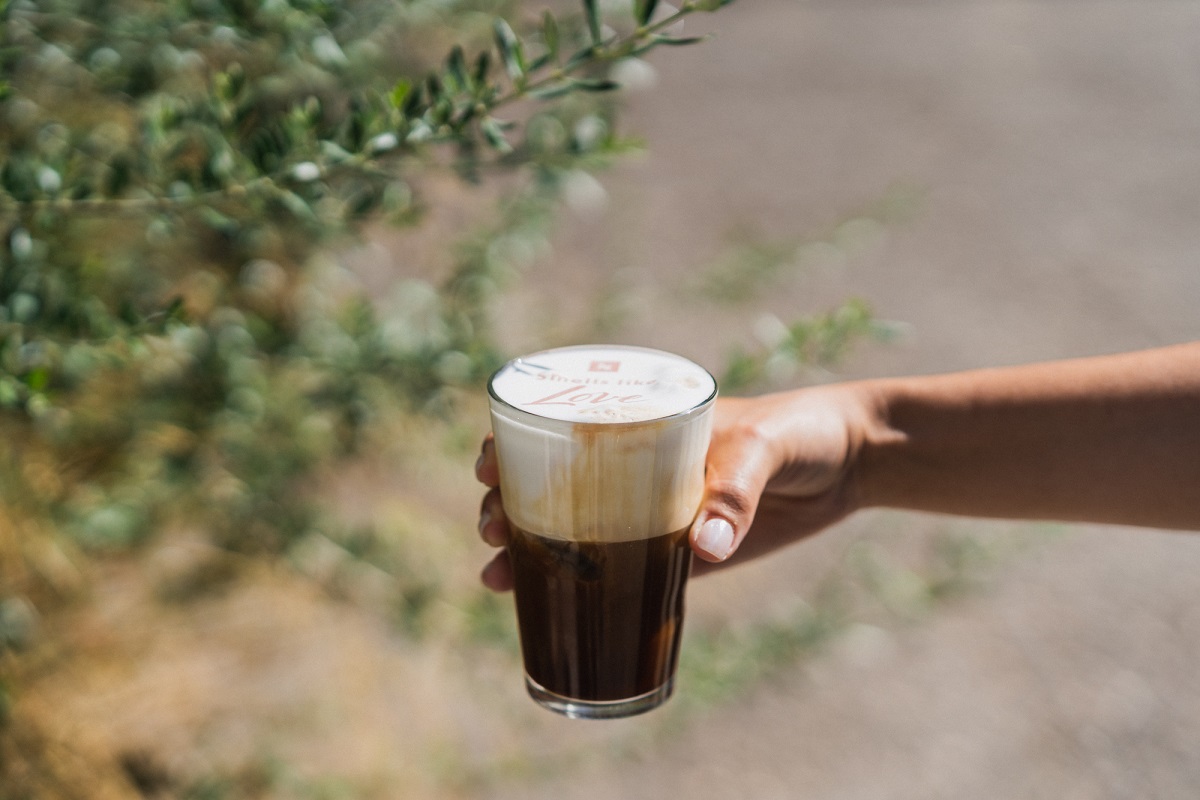Freddo, latte ή spritzer; Όπως και αν προτιμάς τον καφέ σου, η Nespresso έγινε On The Go και έχει μία πρόταση για εσένα