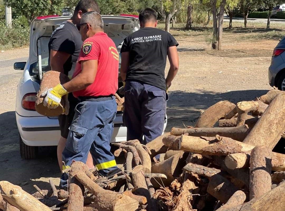 Ο Δήμος Γλυφάδας διανέμει ξύλα για τον χειμώνα