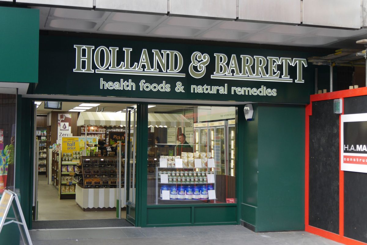 Γλυφάδα: H Holland & Barrett ανοίγει κατάστημα στην πλατεία Εσπερίδων